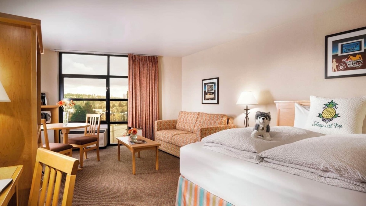 University District Hotel | Spacious Junior Suite w/Pool in Vibrant University District | Free Parking