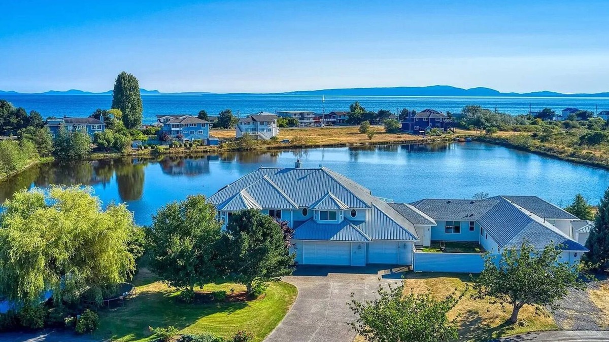 Point Roberts Villa | Spacious King Bedroom plus a Sunny Queen bedroom with Great Views