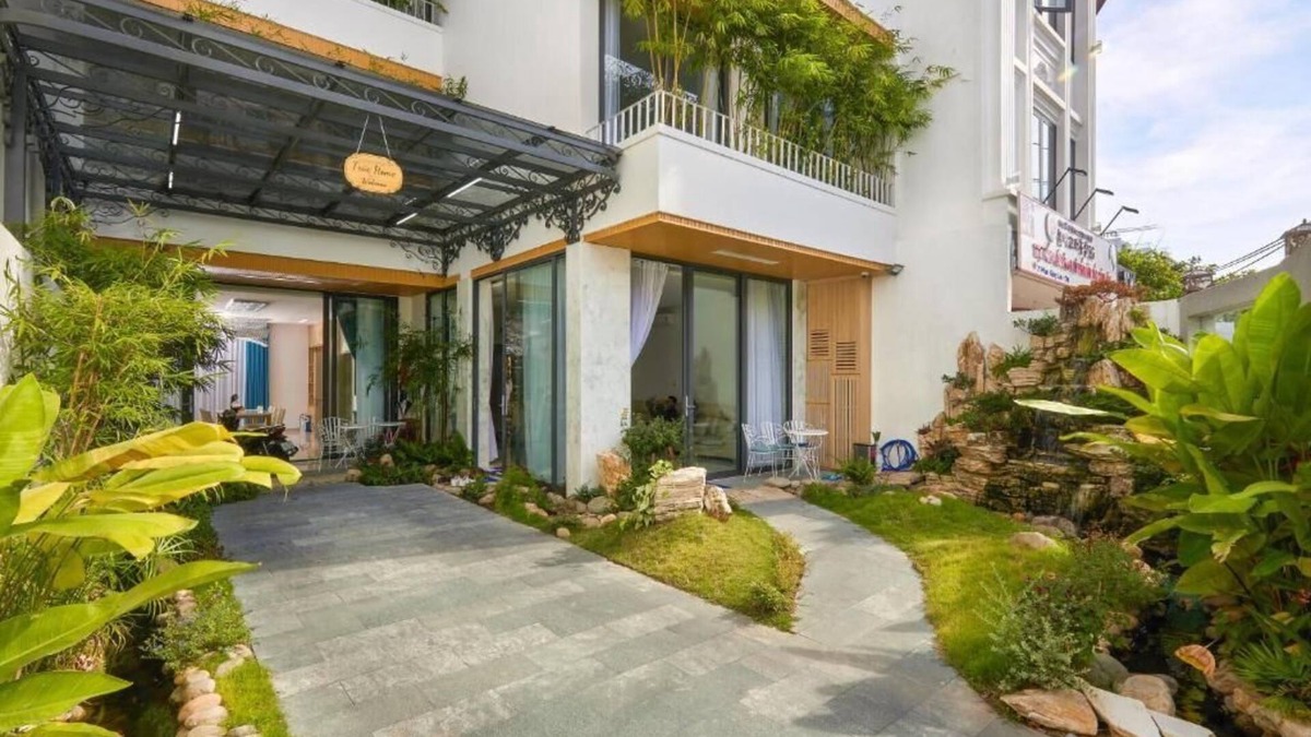 Da Nang City Centre House | Spacious King Room with Garden View in the lovely center of Đà Nẵng
