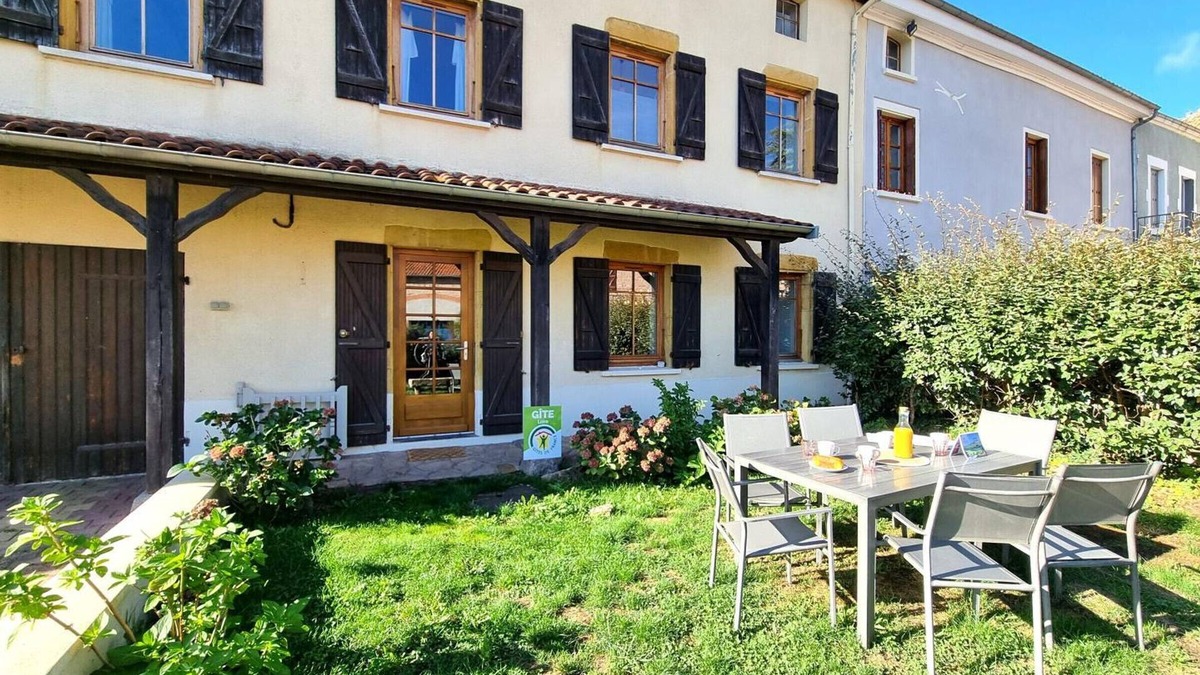 Saint-Haon-le-Chatel Cottage | Spacious lodging in Saint-Haon-le-Châtel, pets allowed