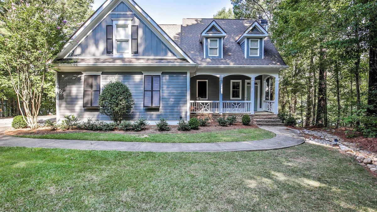 Greensboro House | Spacious Lakefront 5-bedroom house in charming Greensboro