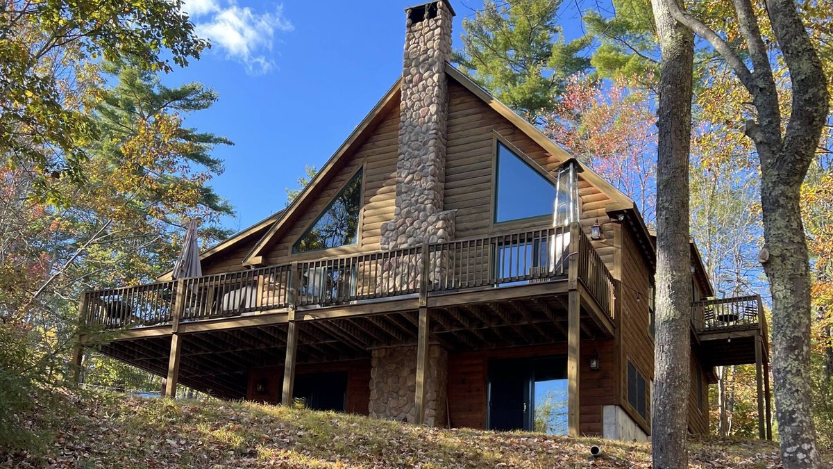 East Wakefield House | Spacious Lakefront chalet for Family Fun & Relaxation - deck, firepit, game room