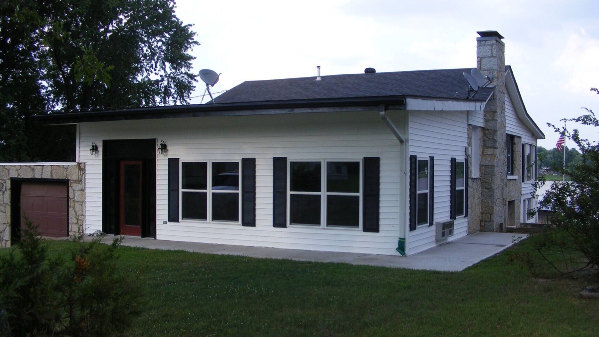 Copeland House | Spacious Lakefront w/private dock between Grove and Monkey Island!