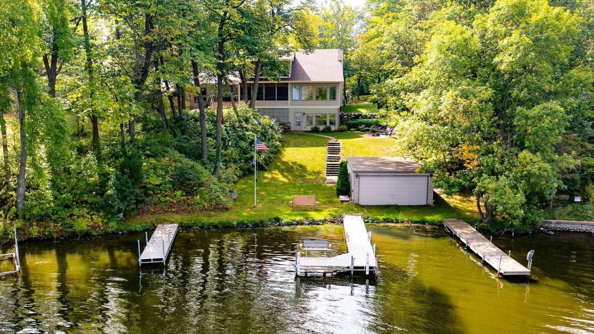 Amery House | Spacious lakeside retreat