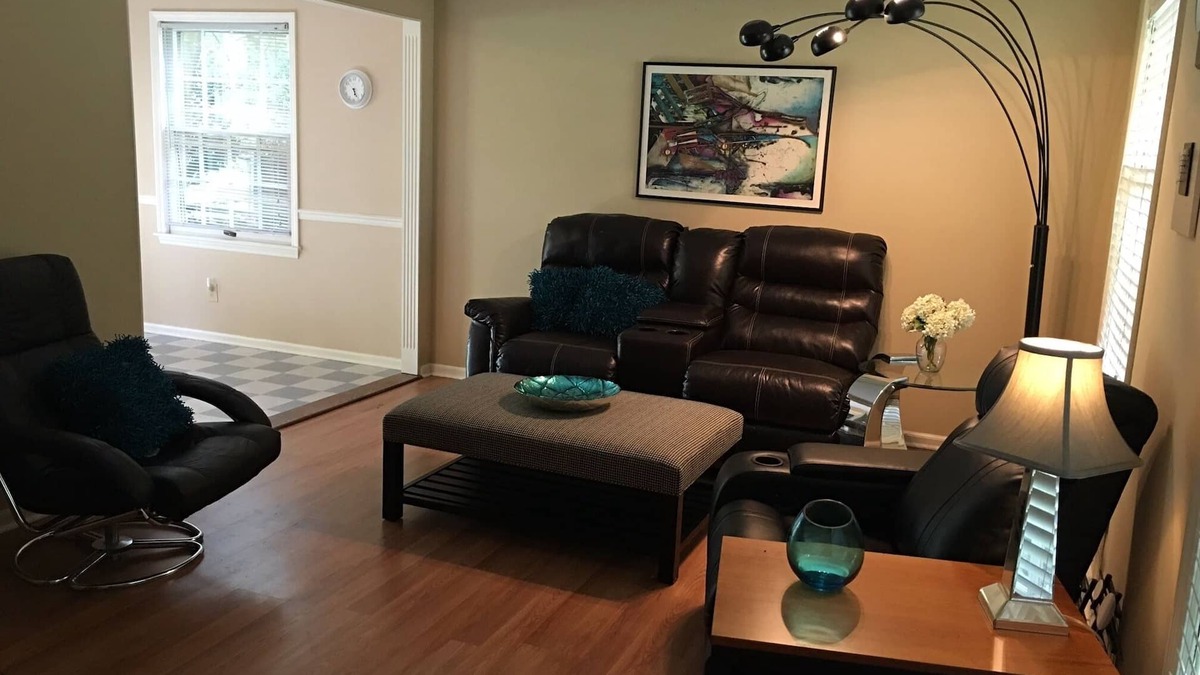 Middletown House | Spacious Living 2000 sf, Garage, private yard, & location x 1 mile to xway,