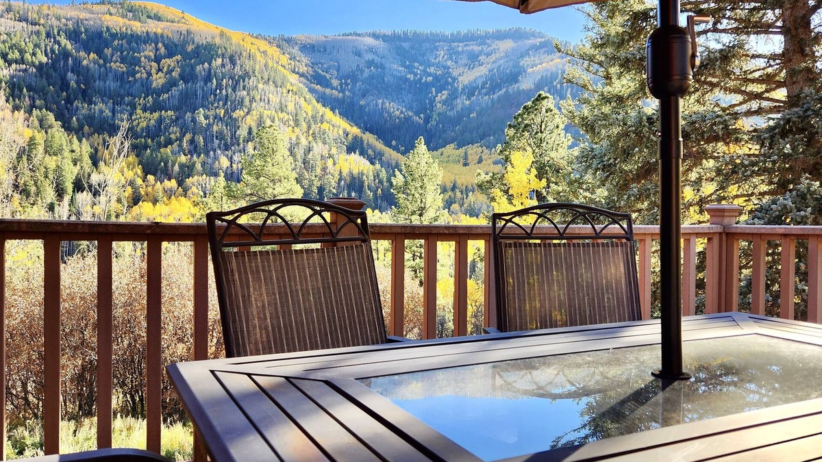 Dolores House | Spacious Lodge with Spectacular Views and Nearby Attractions