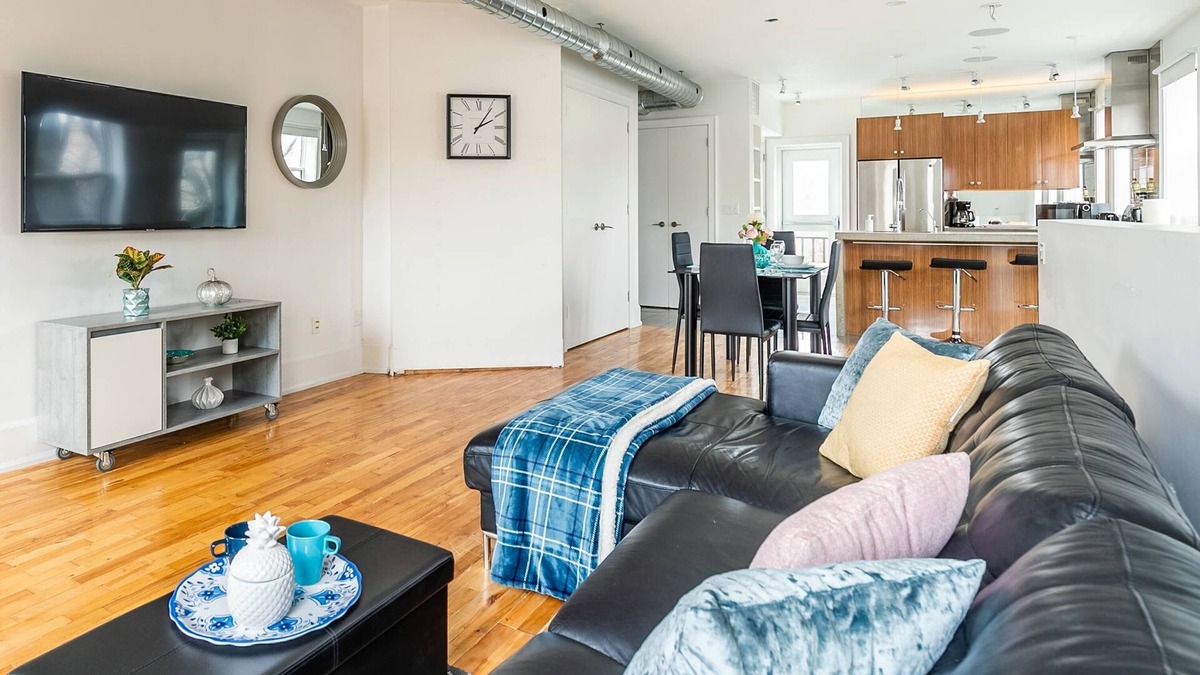 Leslieville Apartment | Spacious Loft, Leslieville Neighbourhood—Sleeps 5