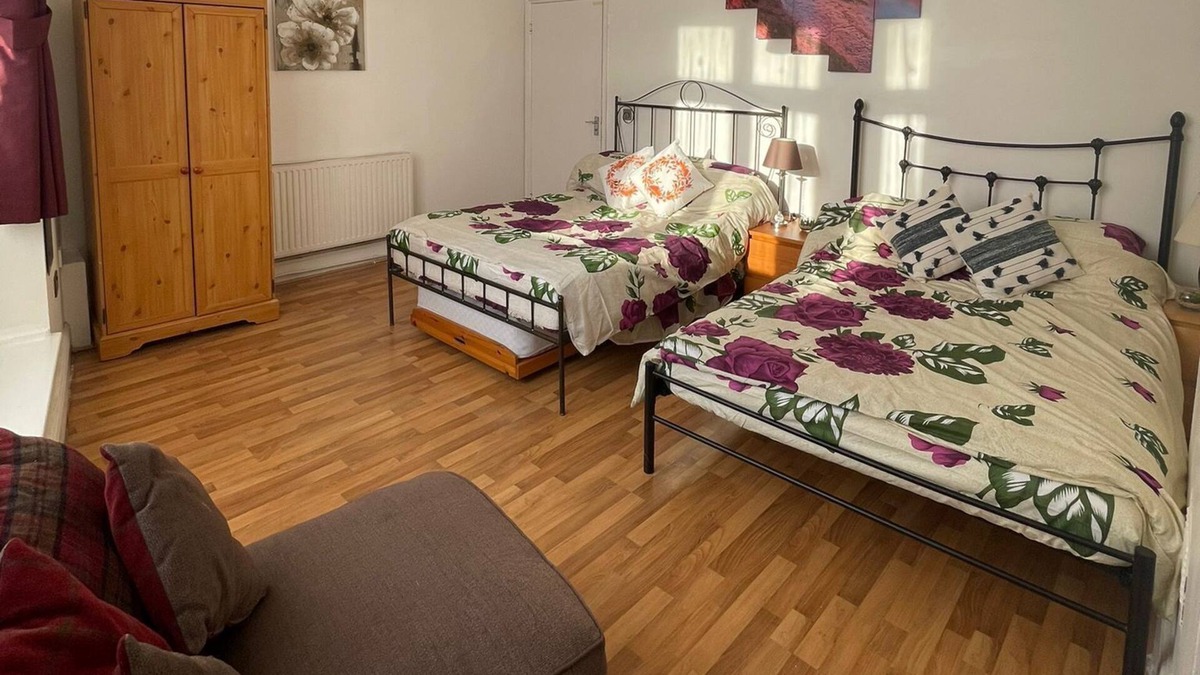Tottenham House | Spacious London House near Tottenham Hotspur Stadium - Sleeps 16