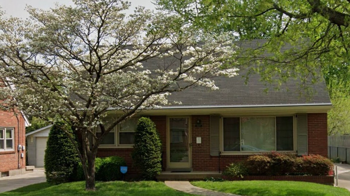 Bashford Manor House | Spacious Louisville Bungalow Close to Everything! 4 Beds/2 Full Baths