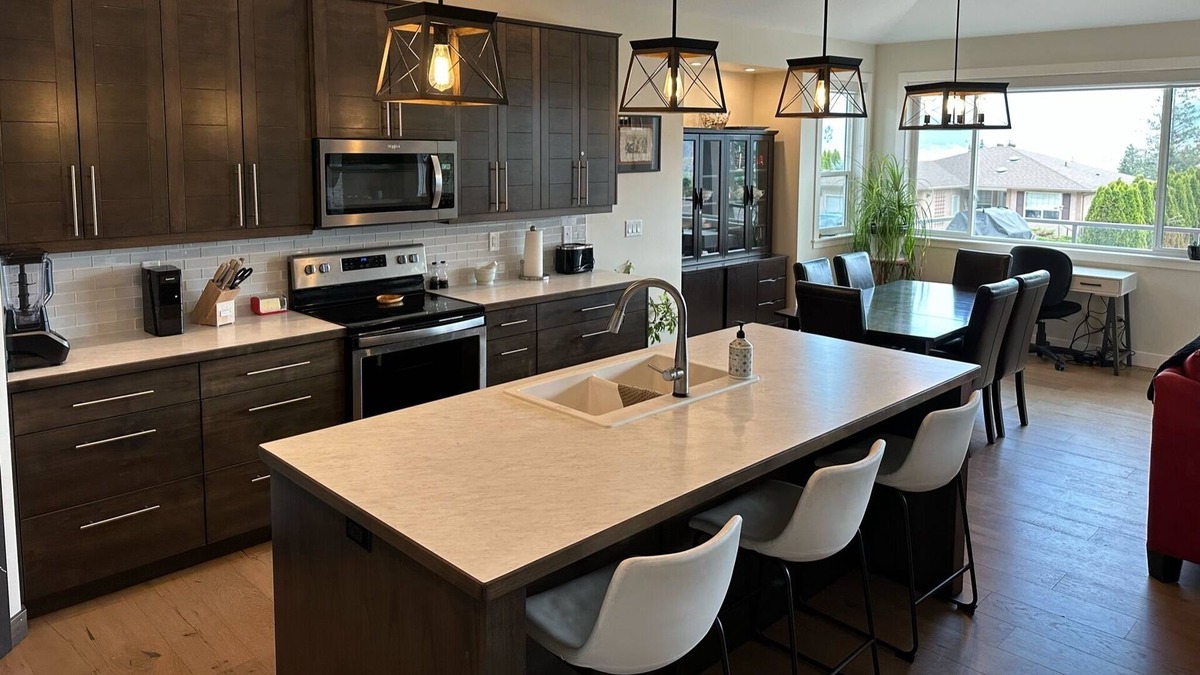 Lumby House | Spacious Lumby House & Hot Tub