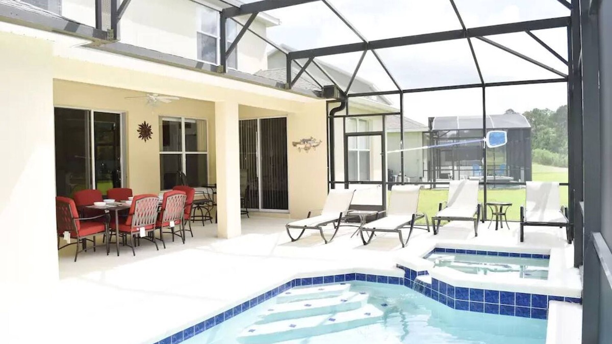 Trafalgar Village Villa | Spacious Luxurious 6 Bedroom 5 Bath Villa Sleeps 12 Pool, Jacuzzi, near Disney