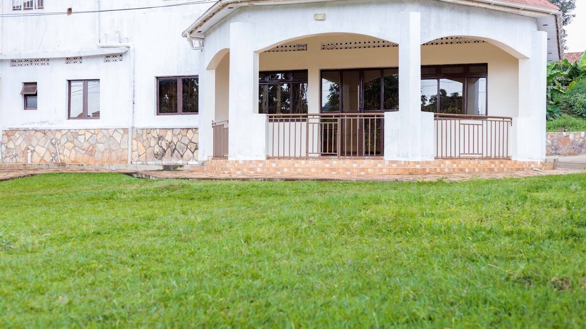 Kampala Apartment | Spacious, luxurious & peaceful 3BR, 3BA near DT large lawn secure free parking.