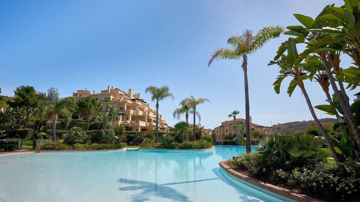 Benahavis Apartment | SPACIOUS LUXURY APARTMENT WITH SWIMMING POOLS, SPA AND GYM ON COSTA DEL SOL