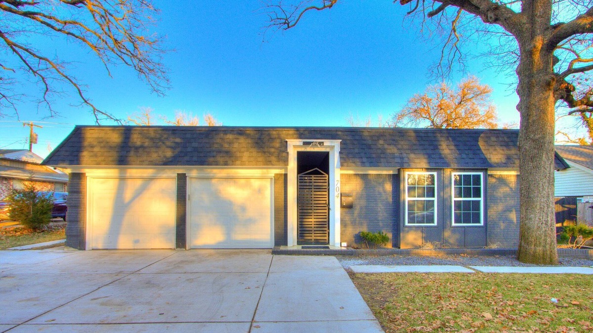 Central Oklahoma City House | Spacious Luxury House w/Pool & GUEST HOUSE 12 min from DOWNTOWN OKC