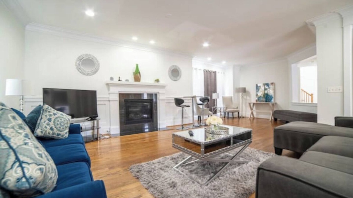 Aurora Highlands House | Spacious Luxury Home in the Heart of it ALL: 5 Bedroom, 5.5 bathrooms