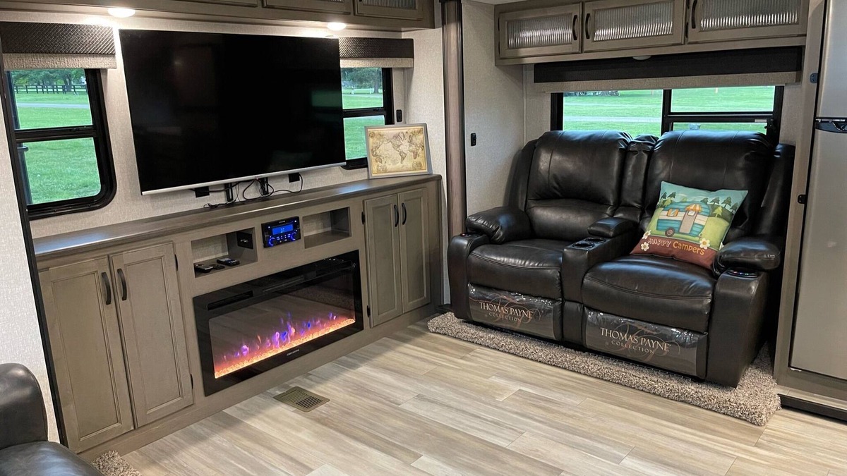 Lexington House | Spacious Luxury RV w/3BD & Cozy fireplace Chap Experience @ KHP