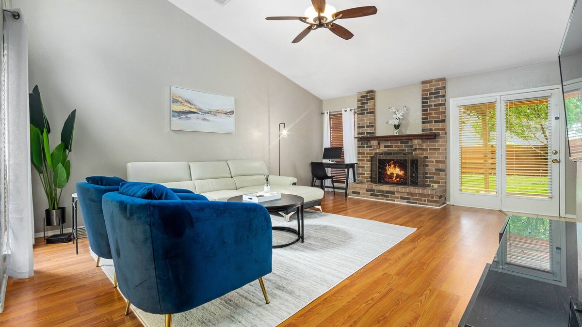 Allen House | Spacious master King Bed suite, & fast wi-fi, Mins to convention center