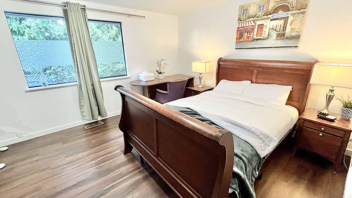 Bridle Trails Bed & Breakfast | Spacious Master; Private Bathroom; Walk 2 Bus; AC