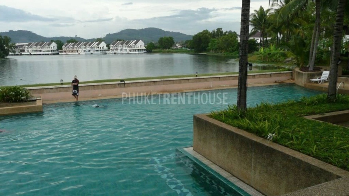 Chalong House | Spacious Master Room with Pv. Bathroom