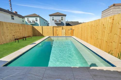 Tulane - Gravier House | Spacious Mid-city Home W Pool & Balcony