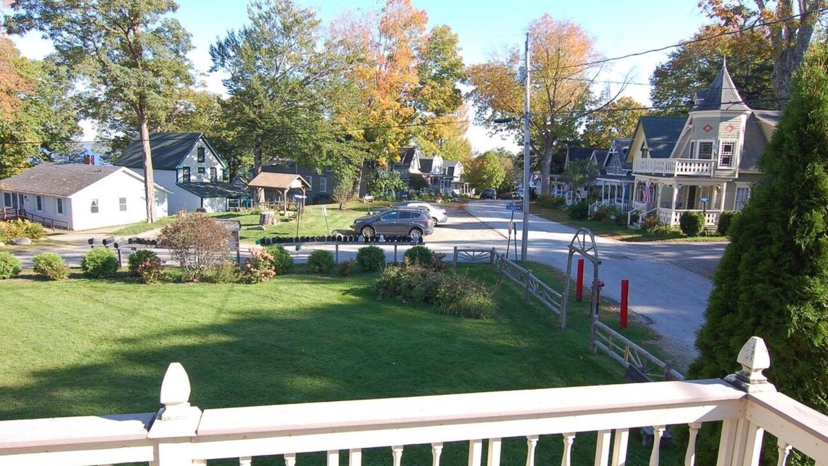 Bayside Cottage | Spacious mid coast cottage in historic Bayside Village