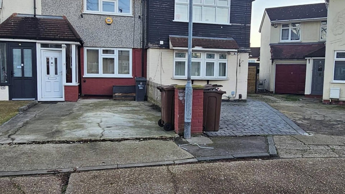 Heath House | Spacious & Modern 2-Bed House in Dagenham