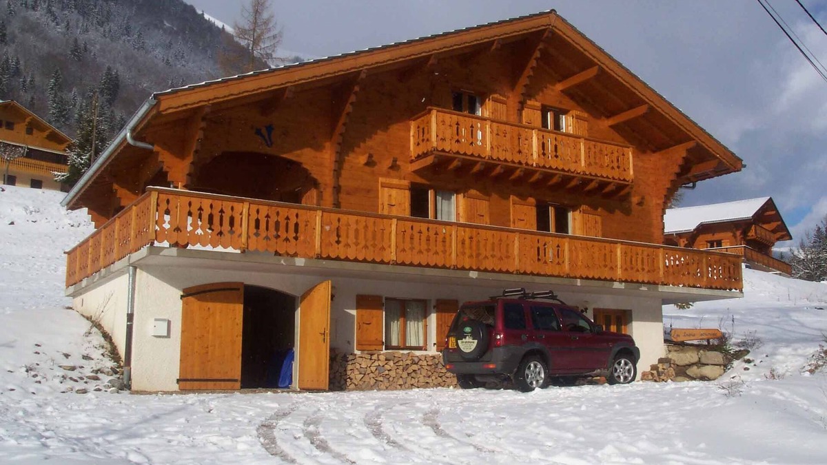 Montriond Ski Chalet | Spacious Modern 5 bed chalet with hot tub, near Morzine, ideal for families