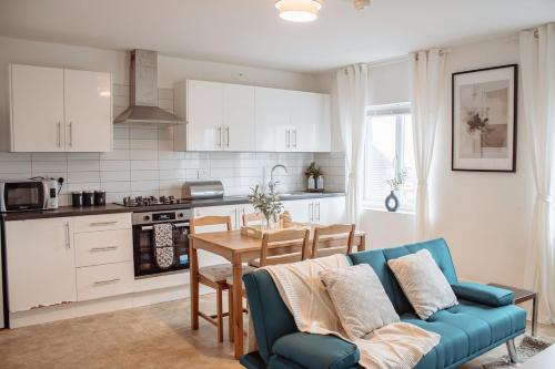 Leeds Apartment | Spacious & Modern 8-Bed Home - Sleeps 13 - Parking