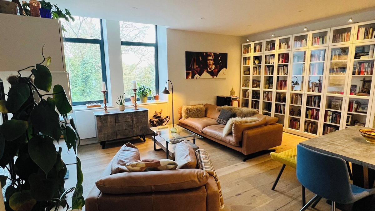 Esher Apartment | Spacious, modern apartment in great location for travel and entertainment!