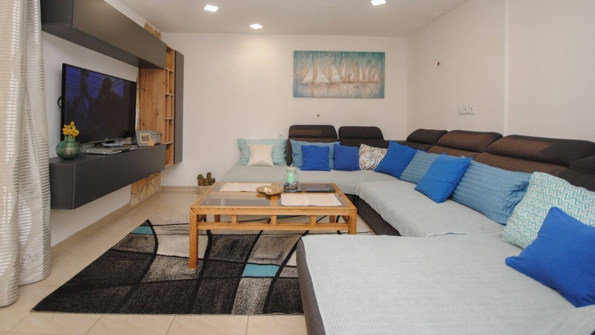 Cove Rogacic Apartment | Spacious modern apartment in centre of Vis