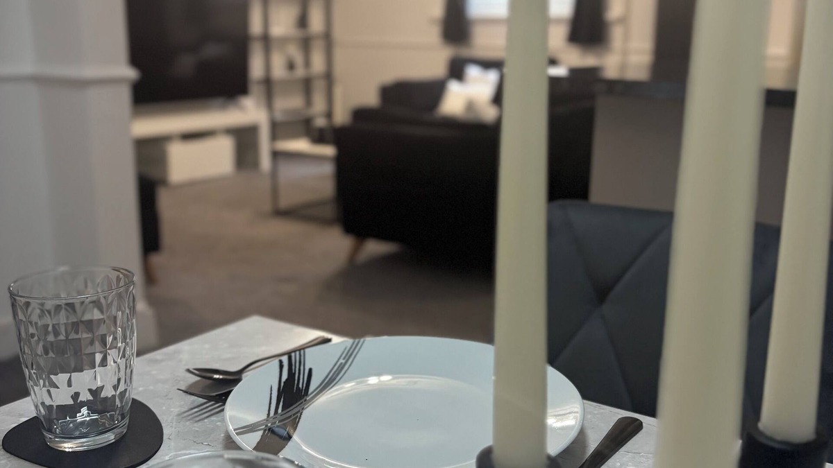 Southsea Apartment | Spacious Modern Beachfront Apartment with Parking