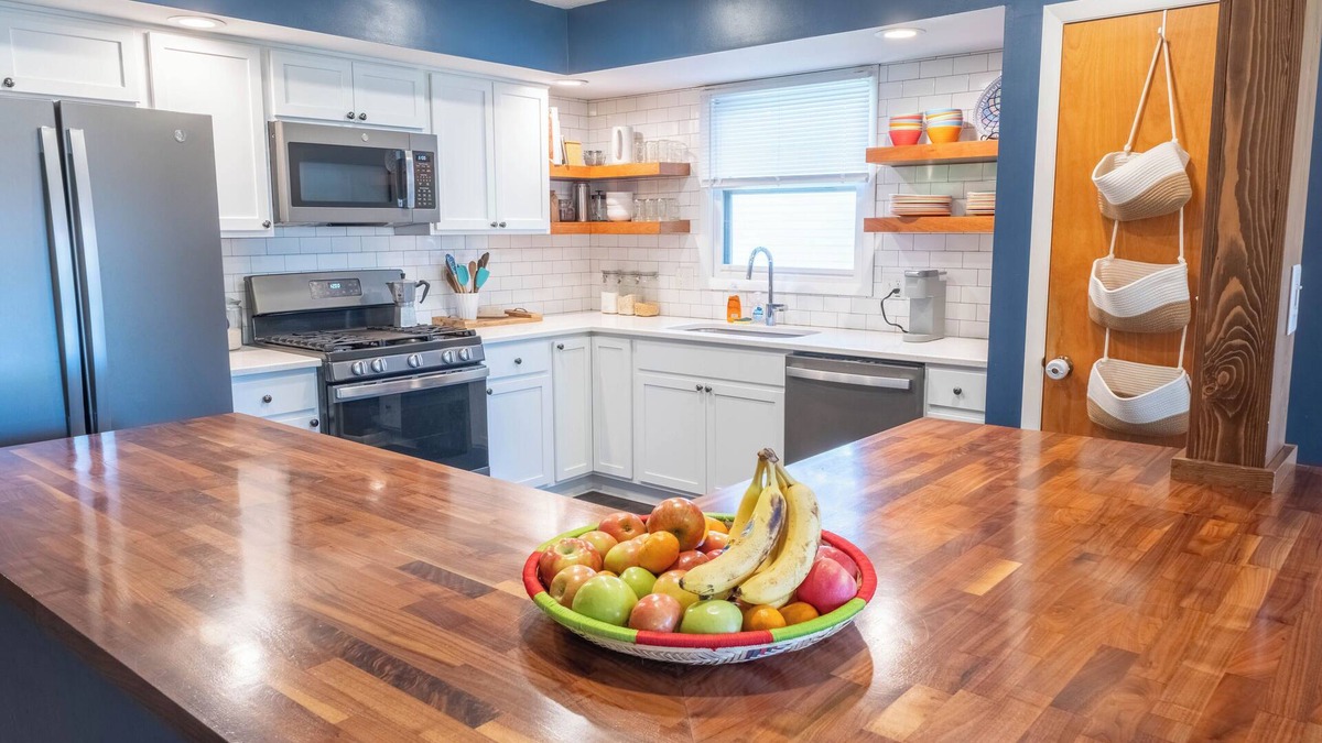 Champaign House | Spacious Modern Bi-Level: Ideal for Groups