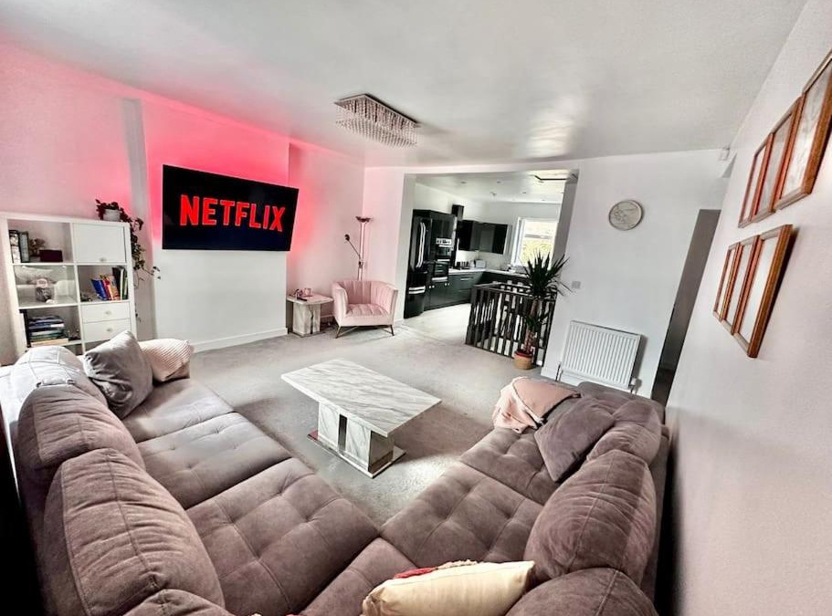 Rochdale Apartment | Spacious Modern Duplex Apartment