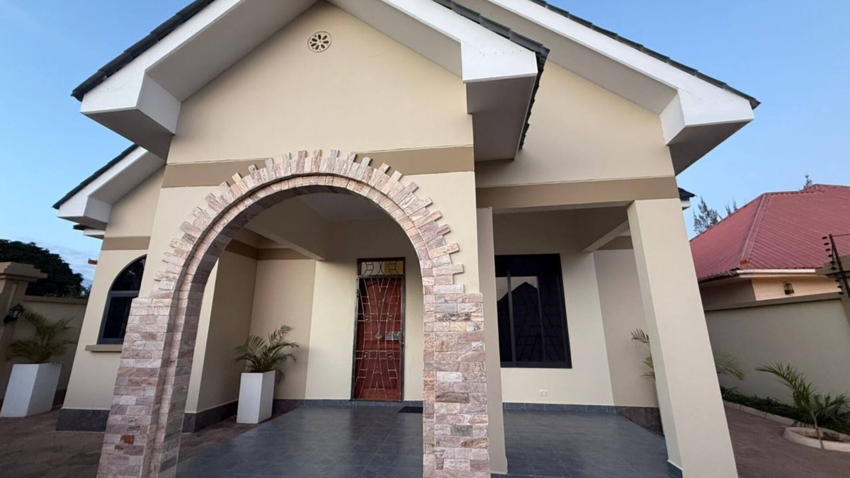 Arusha House | Spacious, modern home between Arusha and Kilimanjaro AP's, includes breakfast.