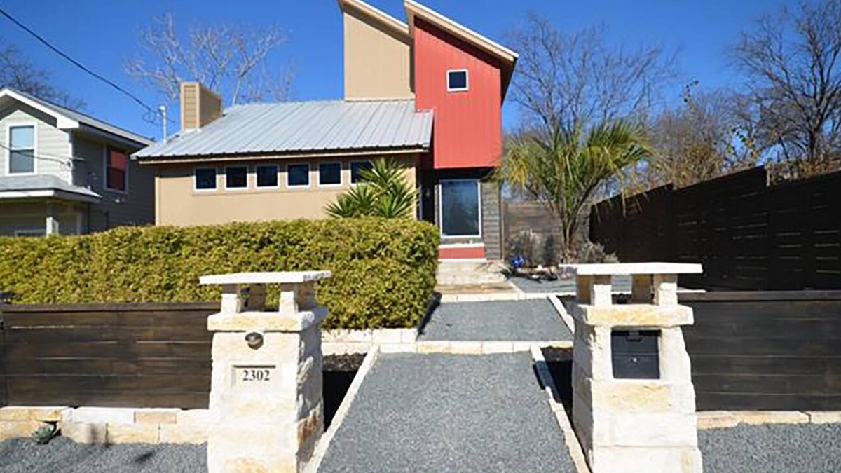 Govalle House | Spacious Modern Home on East 9th St - Walkable Downtown