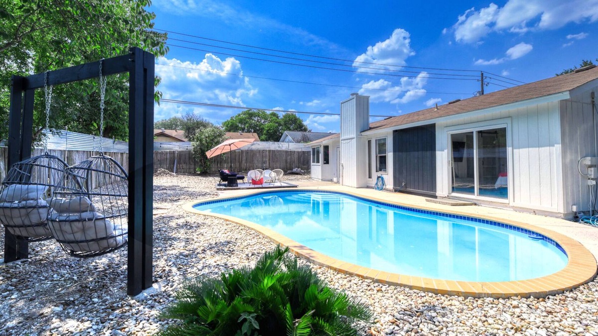 McNeil House | Spacious Modern Home| Pvt Pool | Free WIFI |5 Min. to Domain| 15 min to Downtown