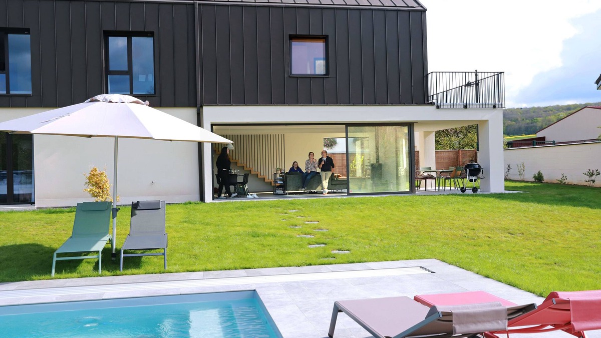 Cuchery House | Spacious Modern House with Private Pool & Garden – Perfect for 12 Guests