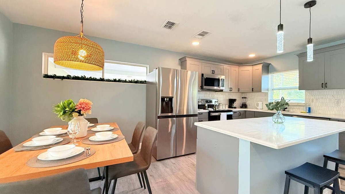 Lockhart House | Spacious Modern, King bed, Game room & more