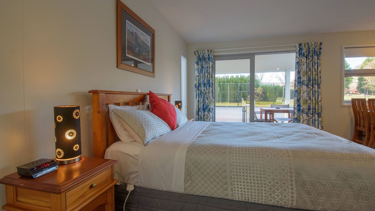Speargrass Flat Apartment | Spacious, Modern Studio Apartment below Coronet Peak