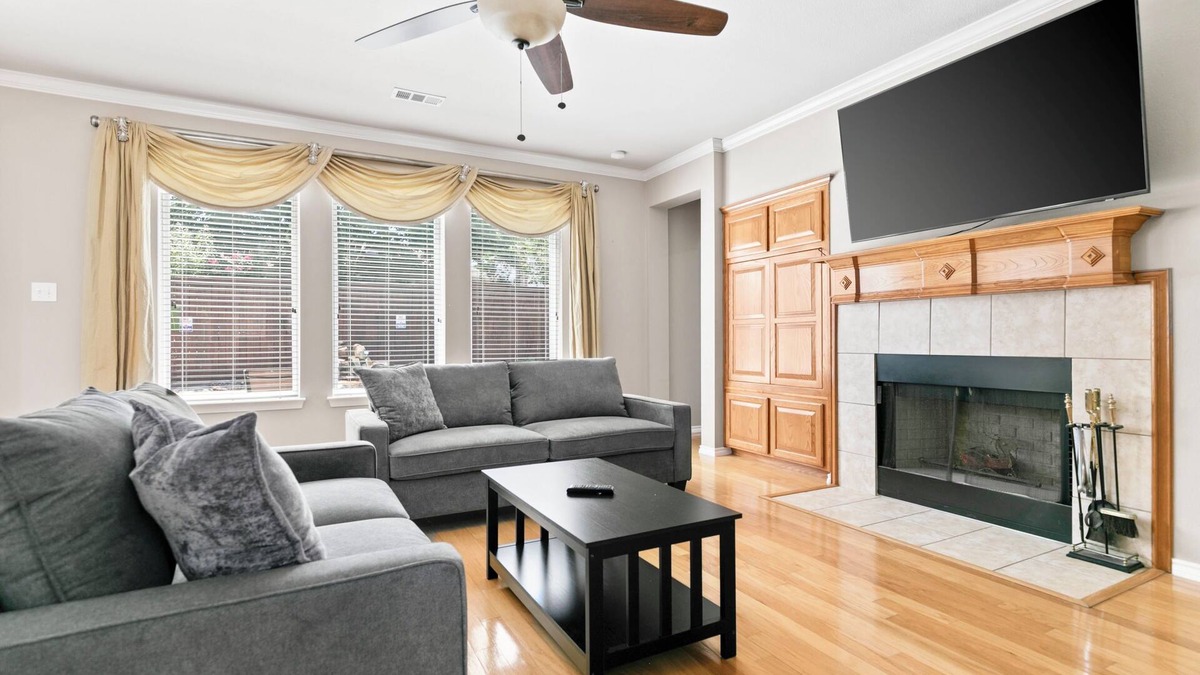 South Arlington House | Spacious & Modern Pool Retreat Near DFW Metroplex!