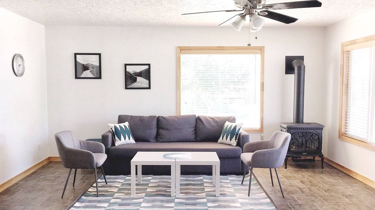Mitchell House | Spacious & Modern Painted Hills Vacation Home