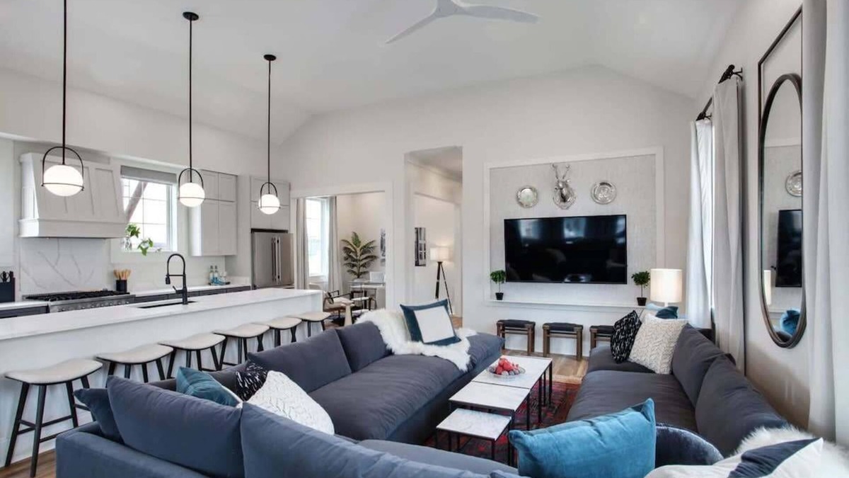 Faubourg Lafayette Hotel | Spacious Modern Unit With Heated Pool