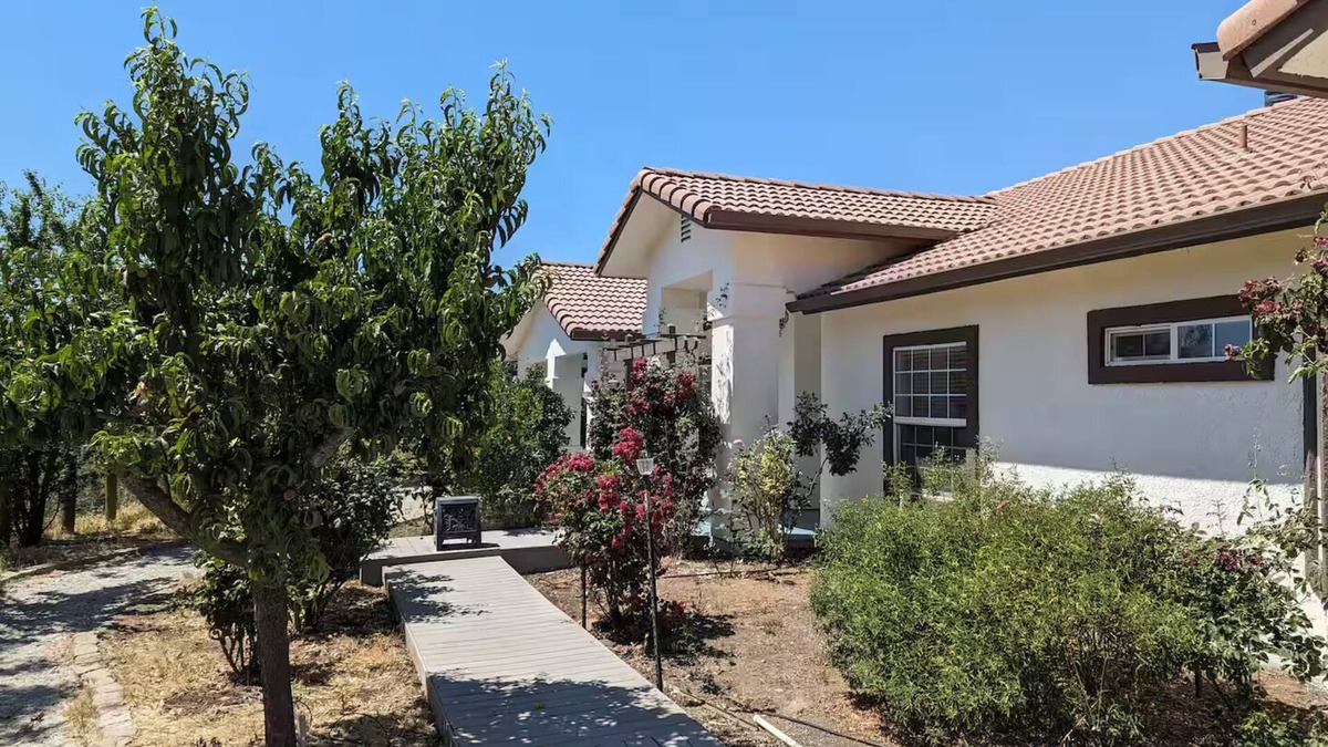 Squaw Valley House | Spacious Modern Vacation Home near Kings Canyon N.P. EV Charging Fast Wifi.