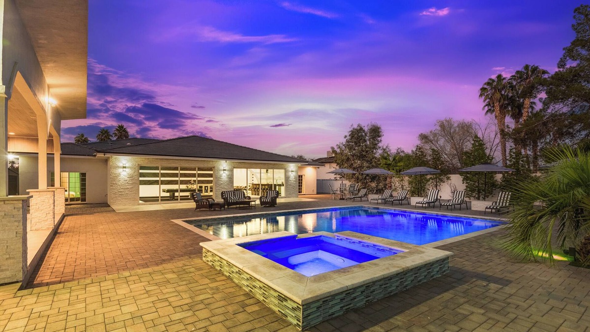 Spring Valley House | Spacious Modern Villa in fantastic Las Vegas with SAUNA+fire pit+pool+spa