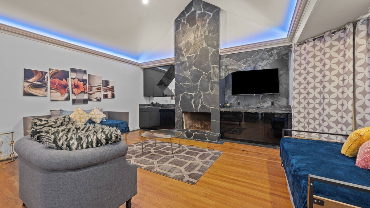 Greenway Plaza-Upper Kirby House | Spacious Montrose Art House with WiFi, AC and Free Parking