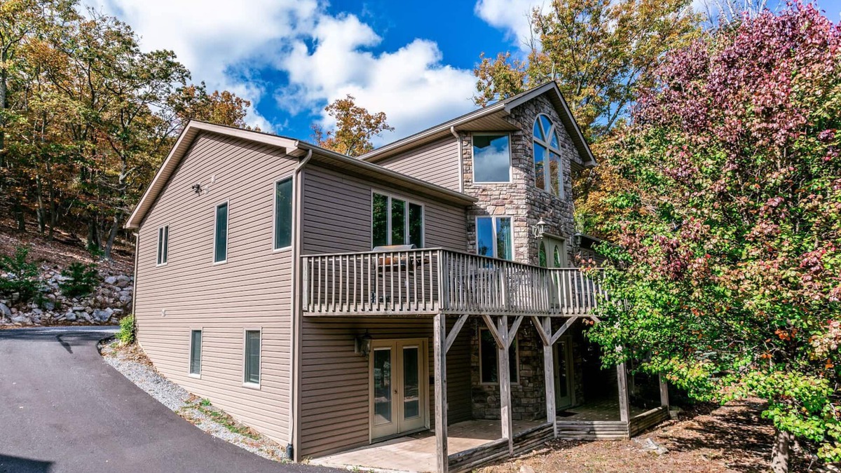 McGaheysville Cabin | Spacious Mountain Escape- Unplug, Unwind, and Reconnect in Tranquil Surroundings