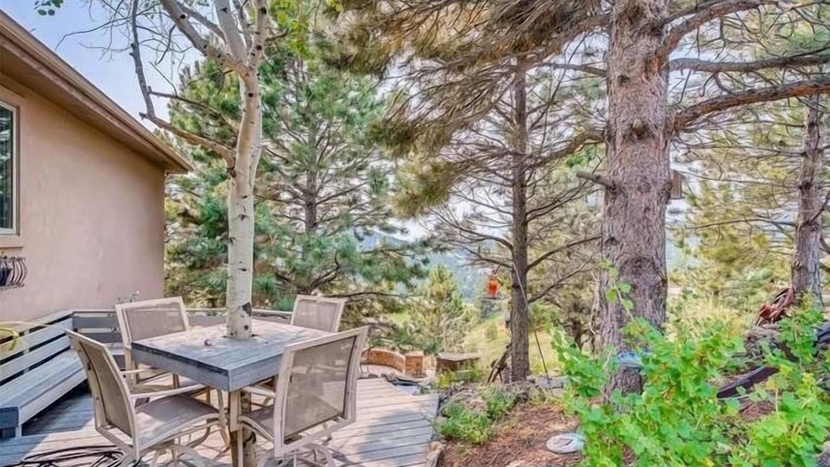 Golden House | Spacious Mountain Basement Apt with Views & Access to Hike, Ski, & Red Rocks!