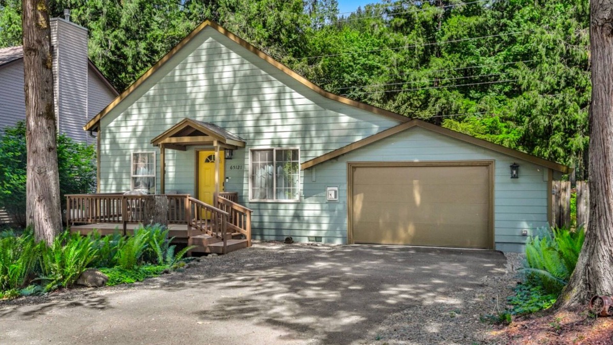Mount Hood Village House | Spacious mountain retreat with private hot tub, WiFi, fireplace, shared pool