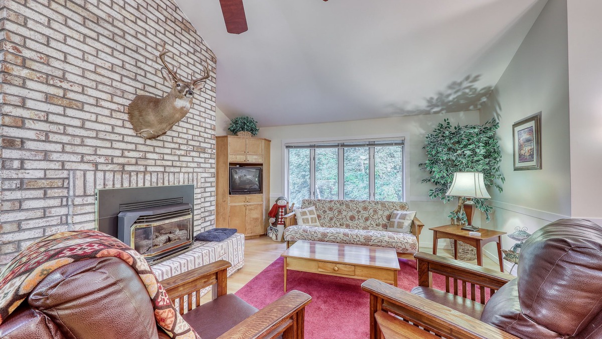 Warren Condo | Spacious mountain view condo with library & gas fireplace - near skiing