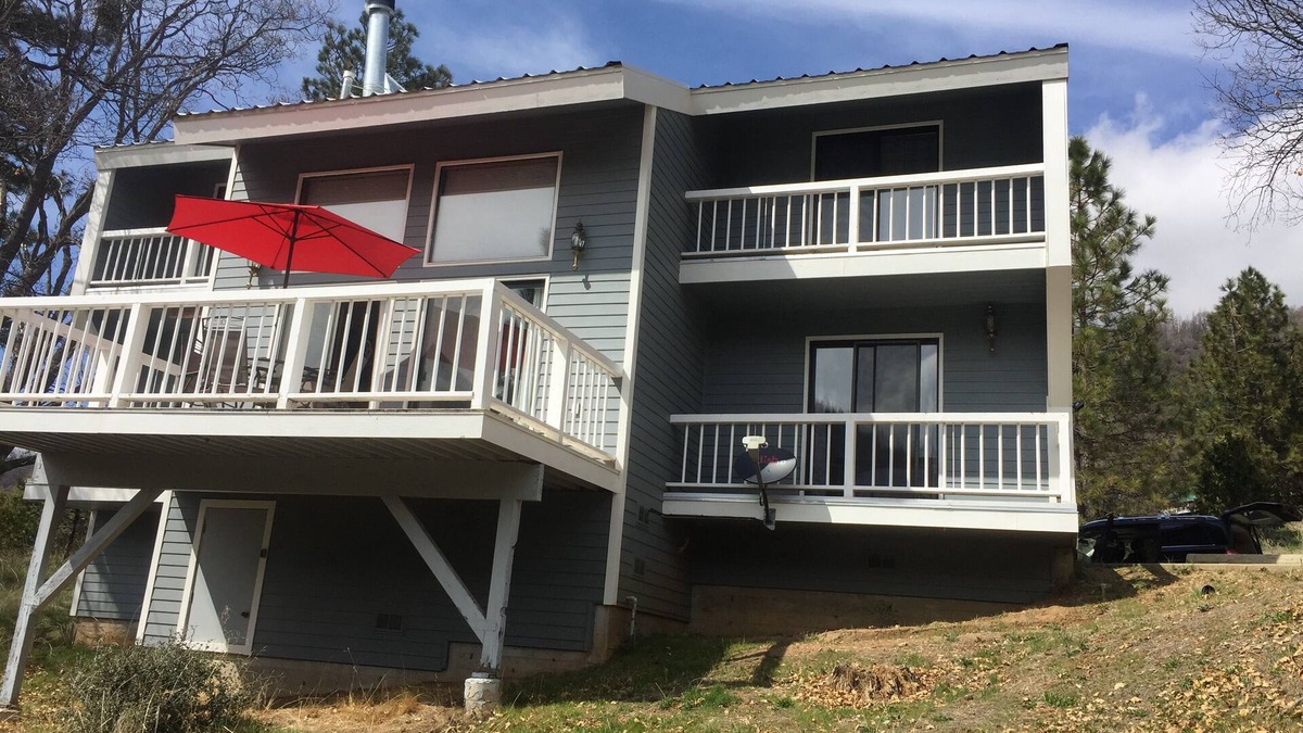 Springville House | Spacious Multi Family Mountain Home.